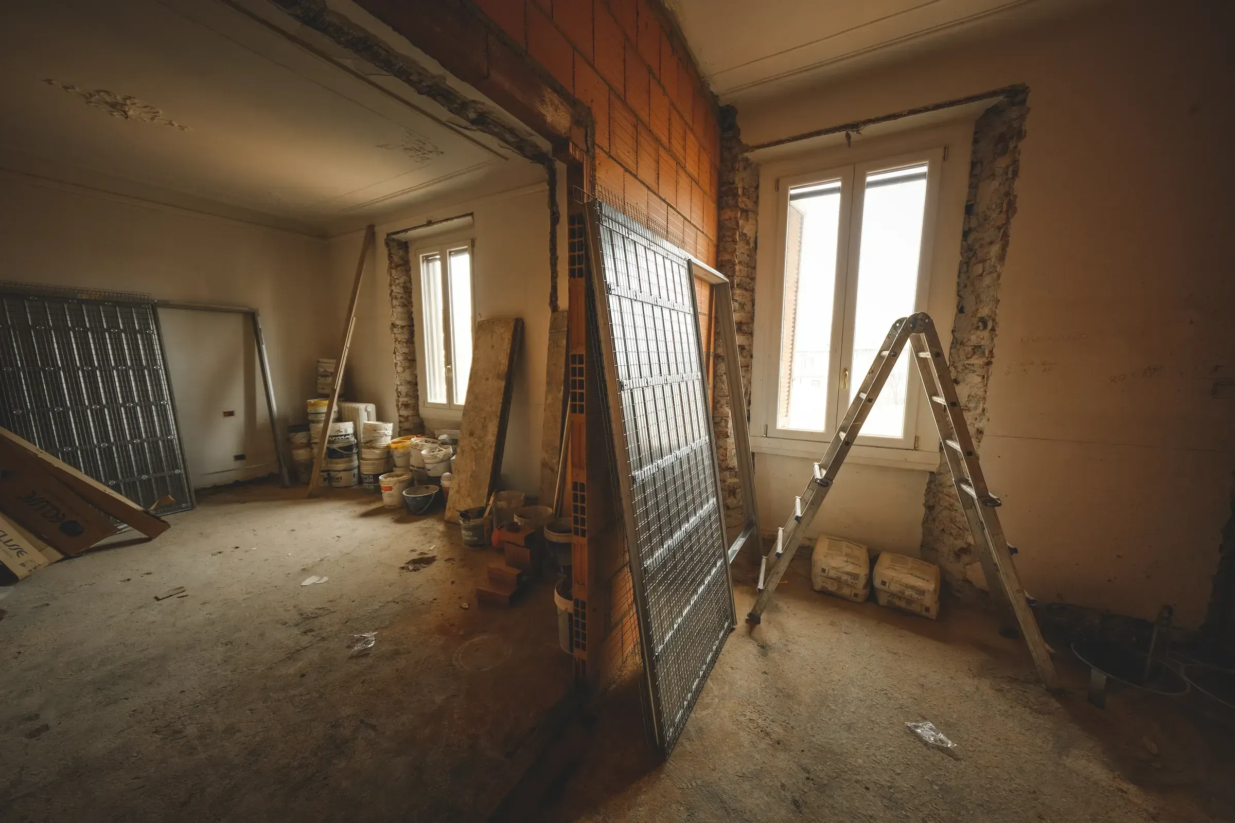 Interiér během rekonstrukce s žebříkem a stavebním materiálem